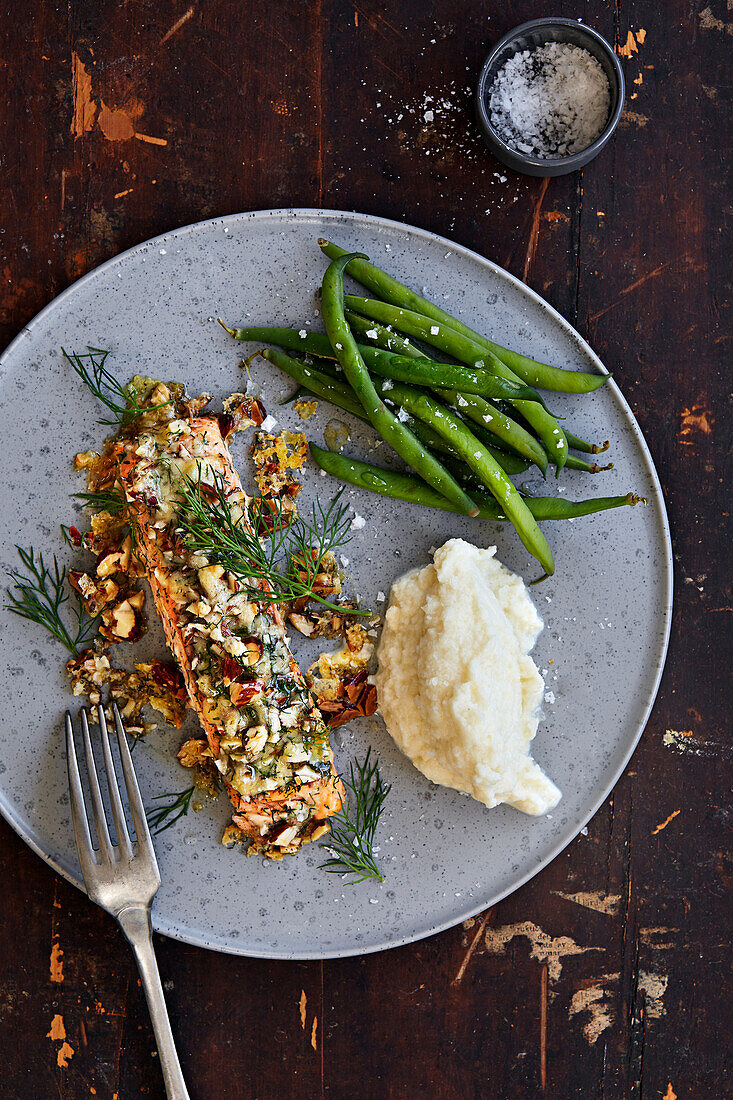 Gebackener Lachs mit Nüssen und Dill serviert mit grünen Bohnen und Blumenkohlpüree