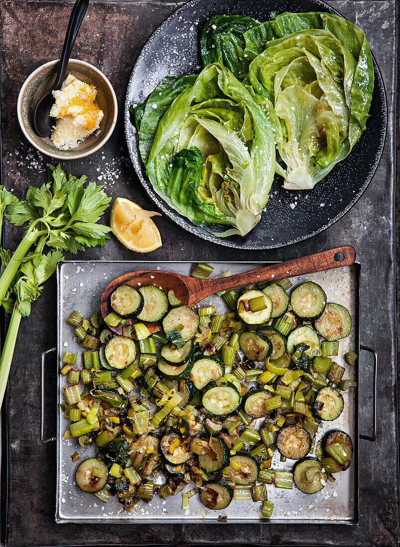 Gegrillter Salat und Zucchini-Sellerie-Gemüse vom Blech