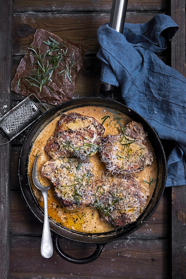 Schweinekoteletts mit Sahnesauce und Rosmarin