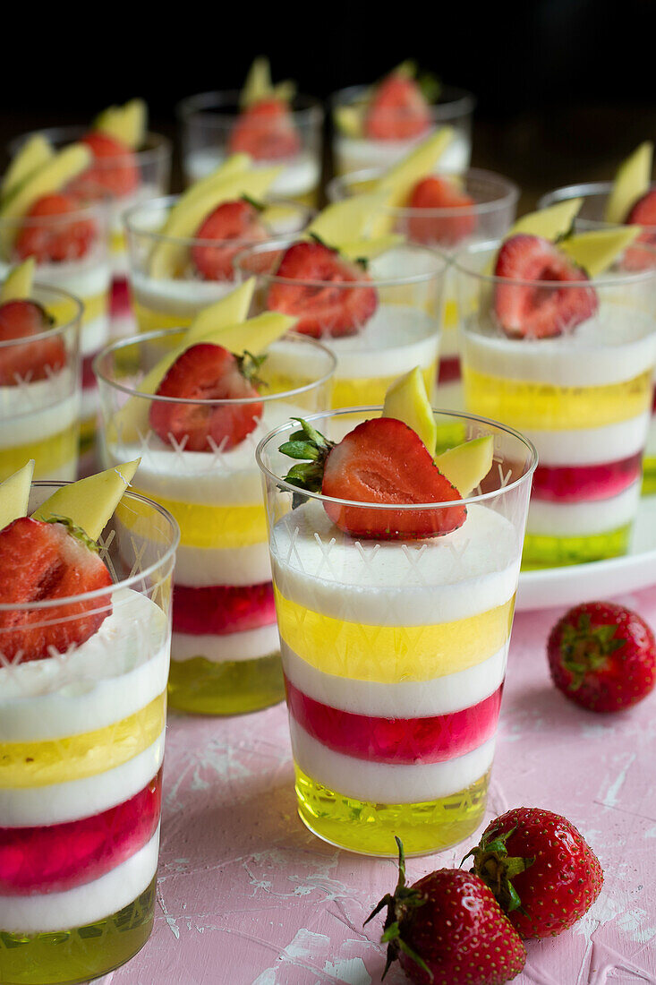 Mehrschichtiges Geleedessert mit Erdbeeren