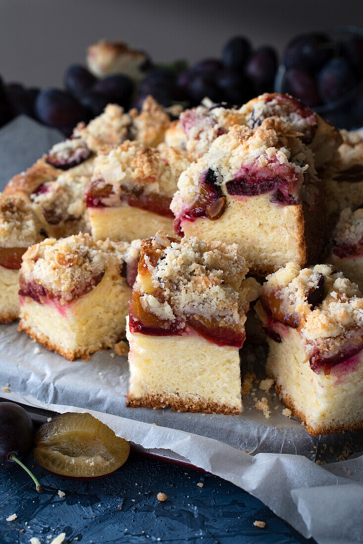 Plum cake with crumble