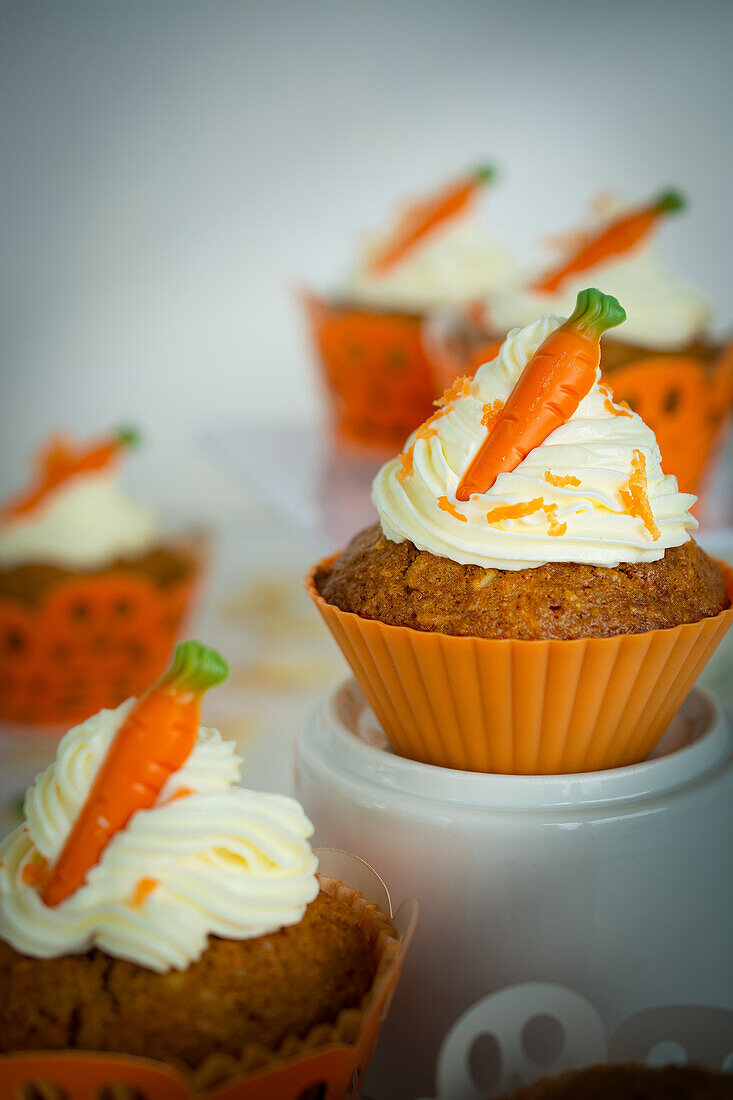 Carrot muffins with cream