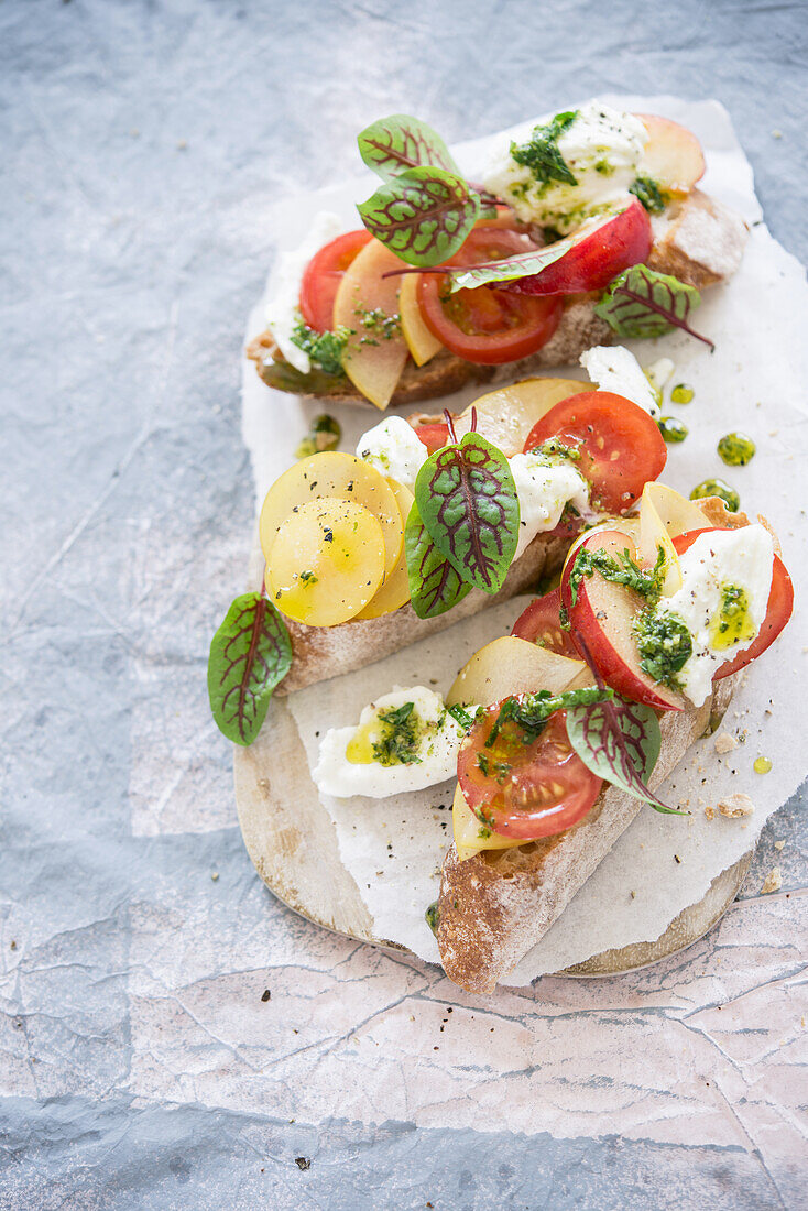 Brote mit Tomaten, Pflaumen und Büffelmozzarella