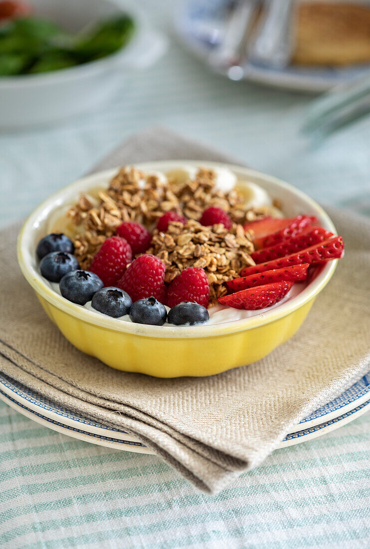 Crispy muesli with berries and yogurt