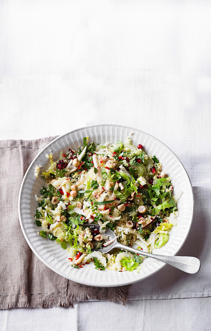 Sellerie-Bulgur-Salat mit Kräutern und Haselnüssen