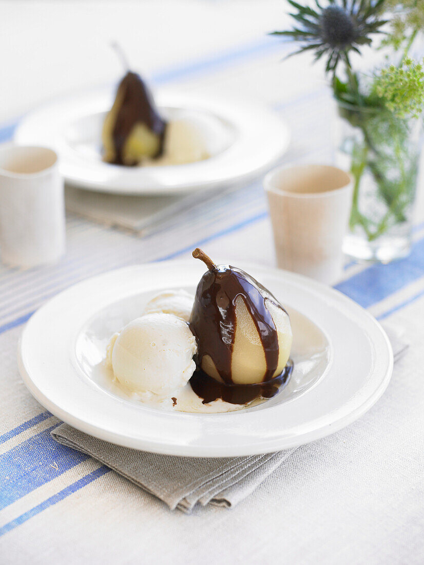 Birnen mit Schokoladensauce und Vanilleeis