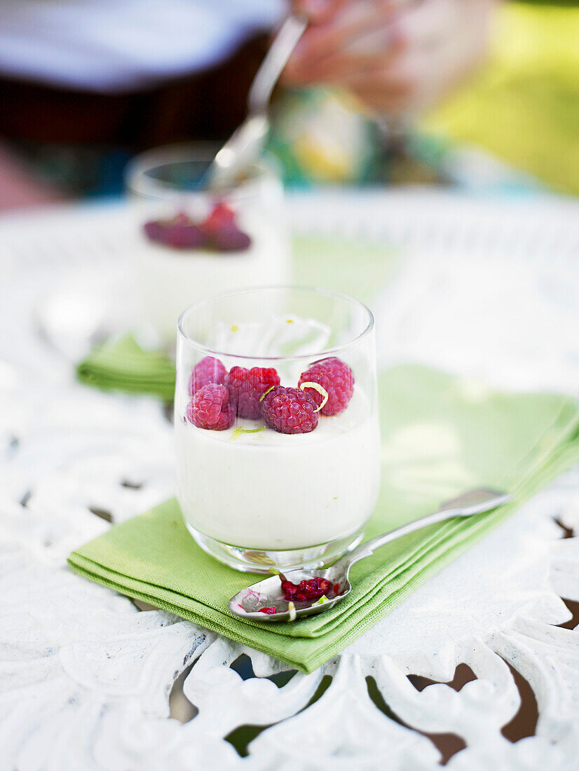 Limetten-Posset mit Himbeeren