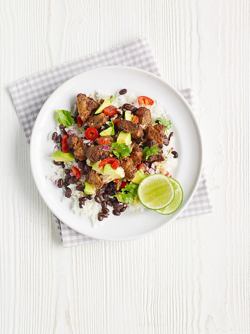 Mexikanischer Reis mit Chipotle-Schweinefleisch und Avocadosalsa