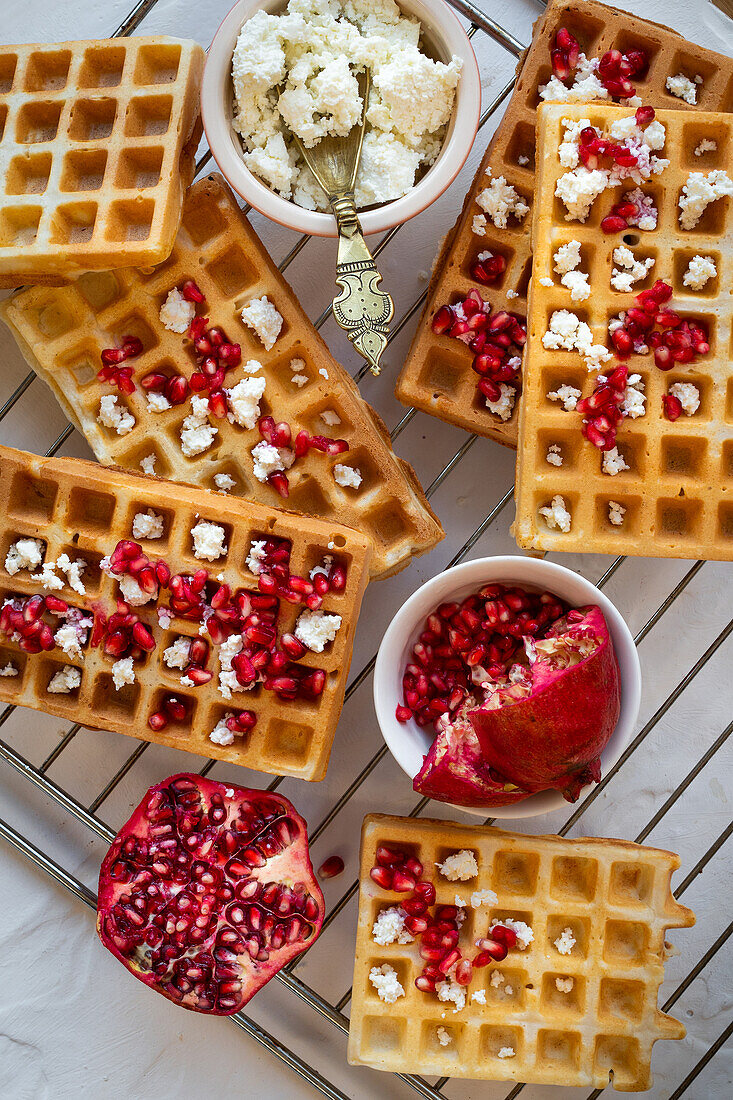 Waffeln mit Hüttenkäse und Granatapfelkernen