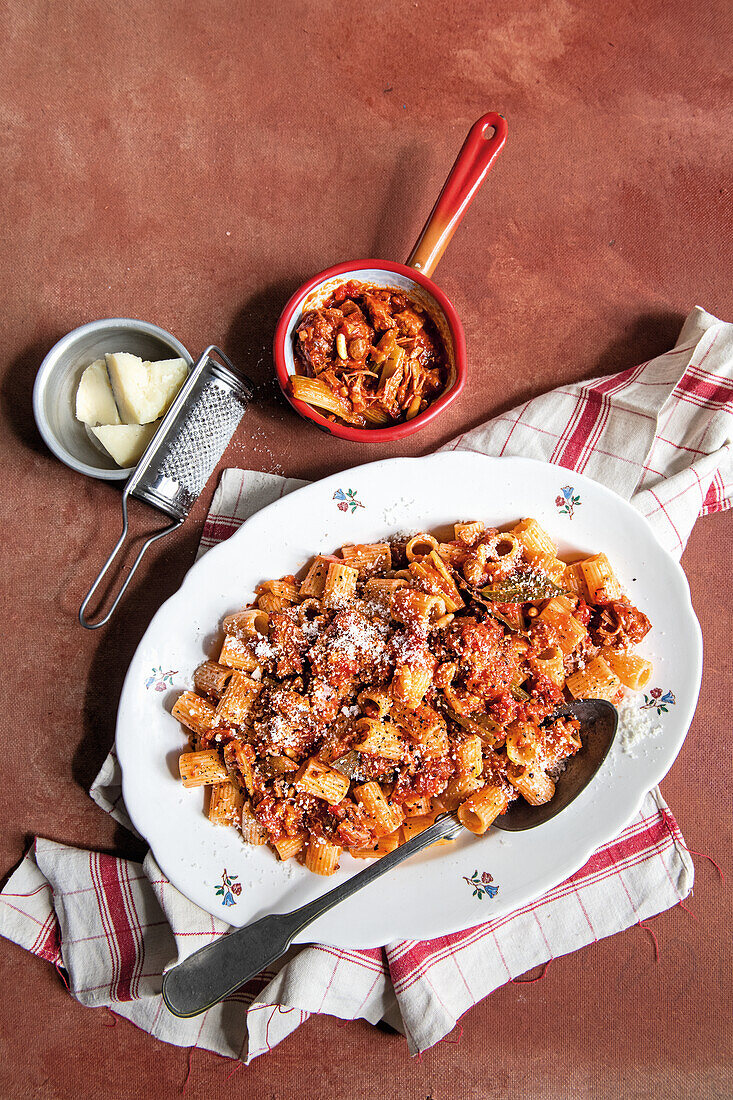 Rigatoni mit Ochsenschwanzragout (Italien)