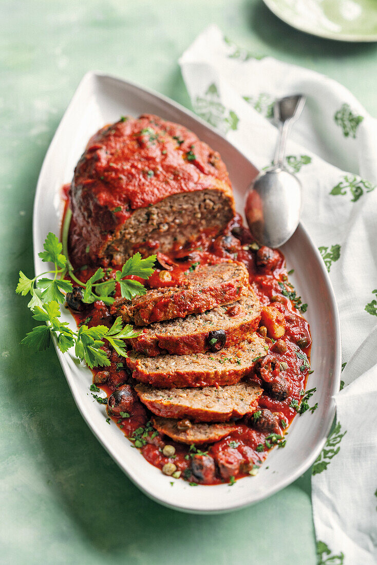 Polpettone alla Puttanesca (Hackbraten mit Tomatensauce, Italien)