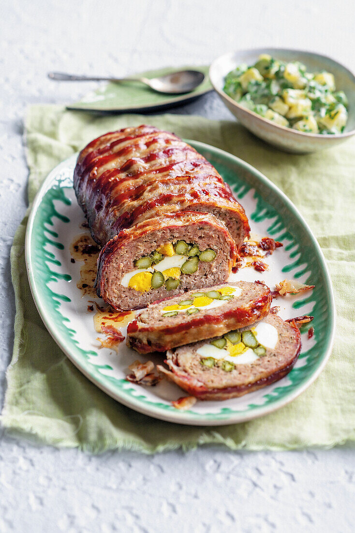 Lammhackbraten mit Spargel, Ei und Minze (Italien)