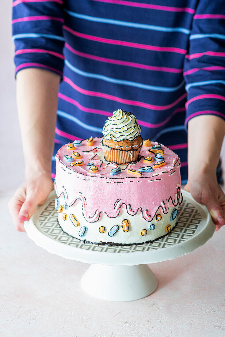 Comic-Kuchen mit Buttercreme und Beeren