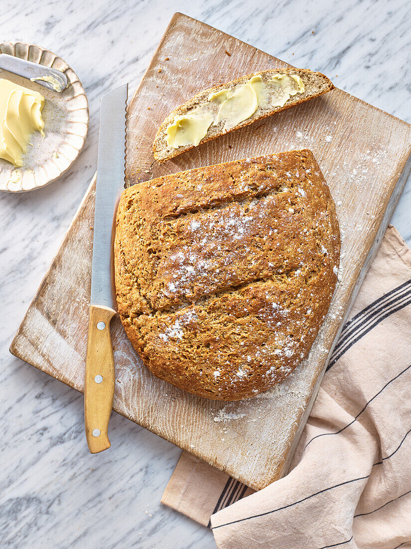 Glutenfreies Brot mit Butter auf Holzbrett