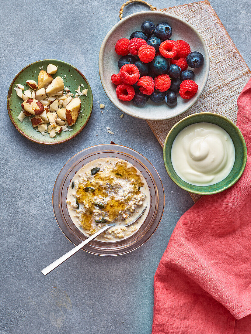 Overnight Oats mit Joghurt, Nüssen und Beeren