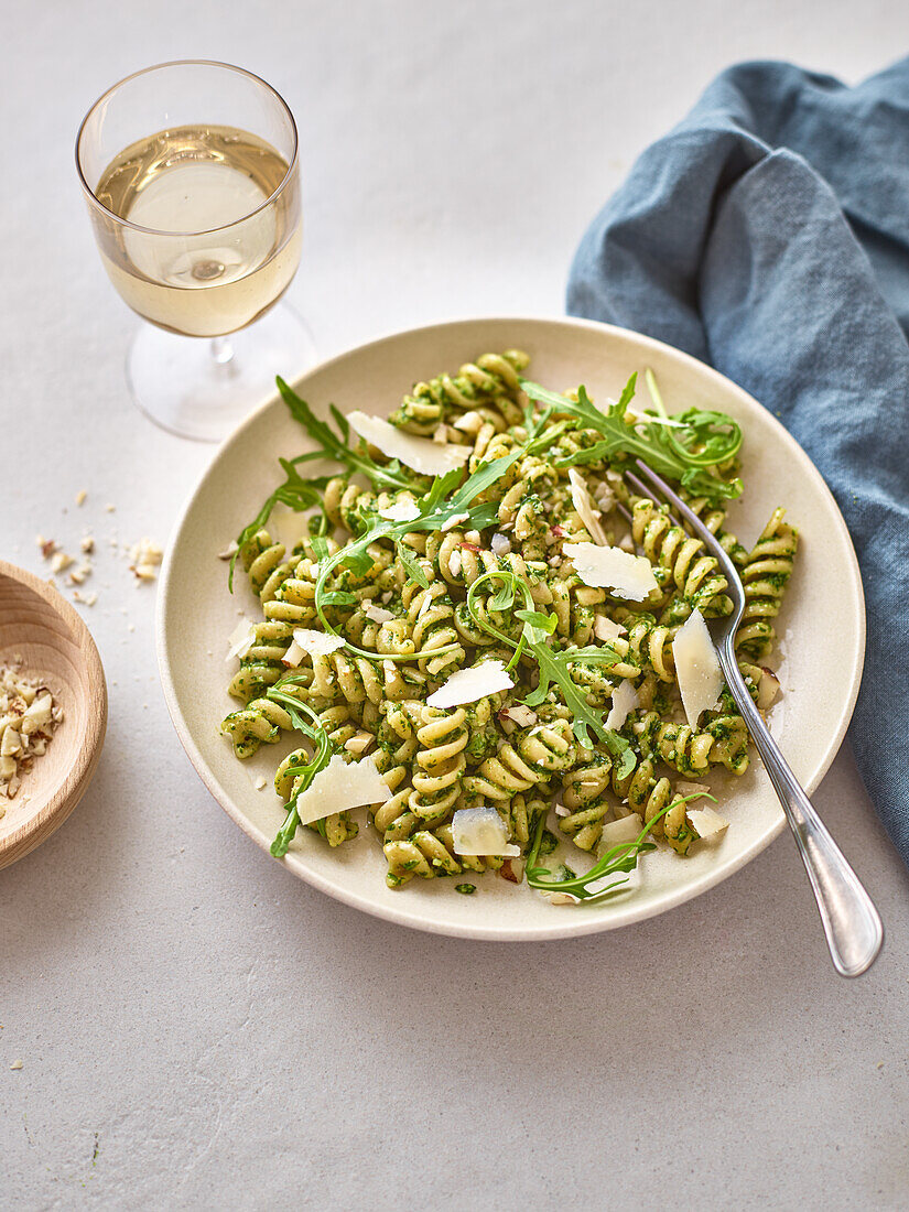 Pesto-Nudeln mit Rucola und Parmesan