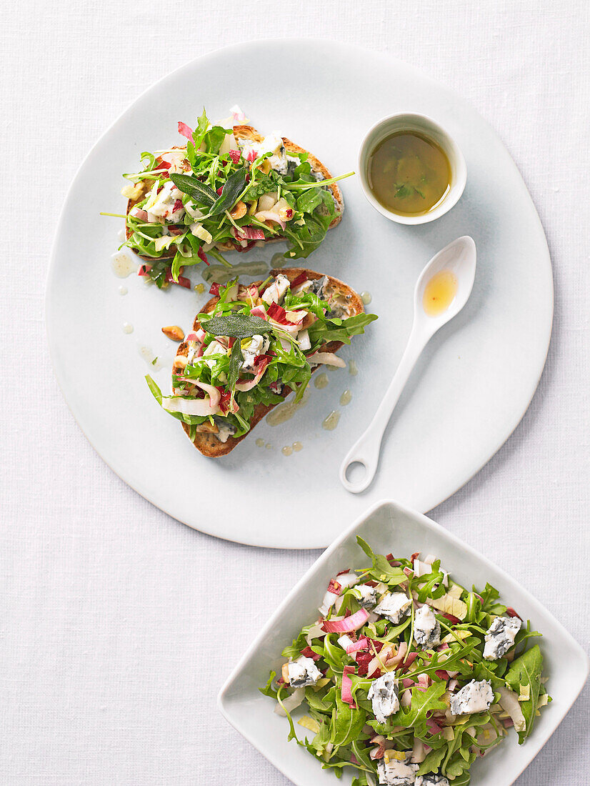 Tartines mit Chicoree und Dolcelatte