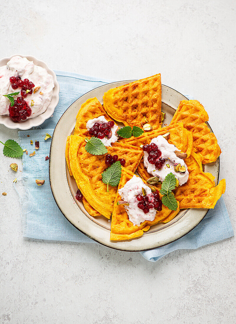 Kürbiswaffeln mit Preiselbeersahne