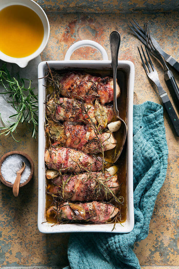 Ofengebackenes Hähnchen mit Speck, Rosmarin und Knoblauch