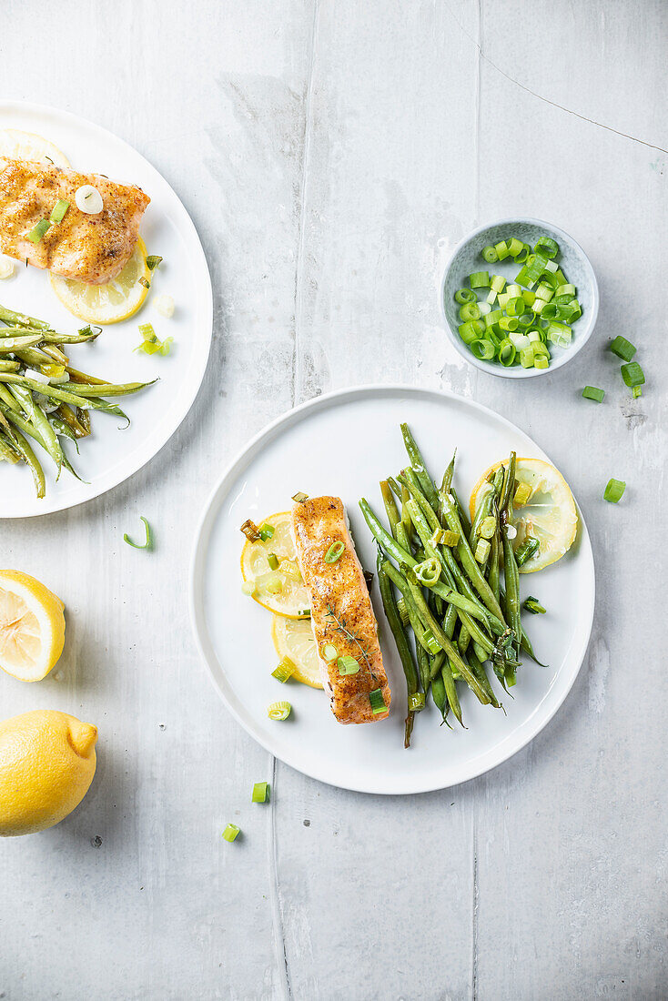 Marinierter Lachs mit grünen Bohnen, Lauchzwiebeln und Zitronen