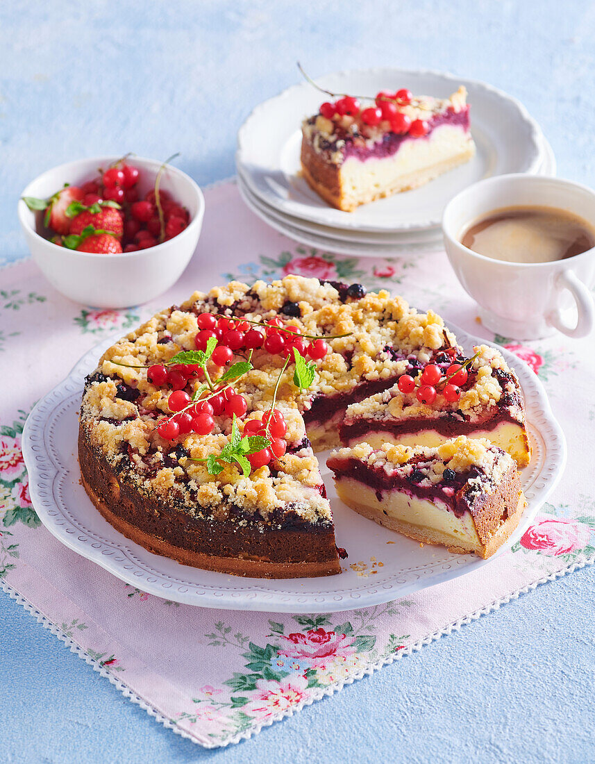 Beeren-Käsekuchen mit Streuseln