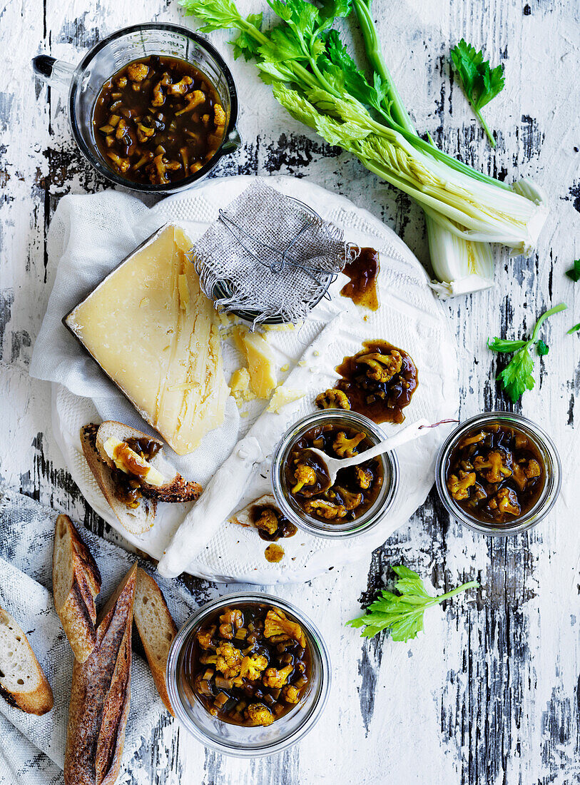 Ploughman's pickle mit cauliflower, zucchini, apples and celery