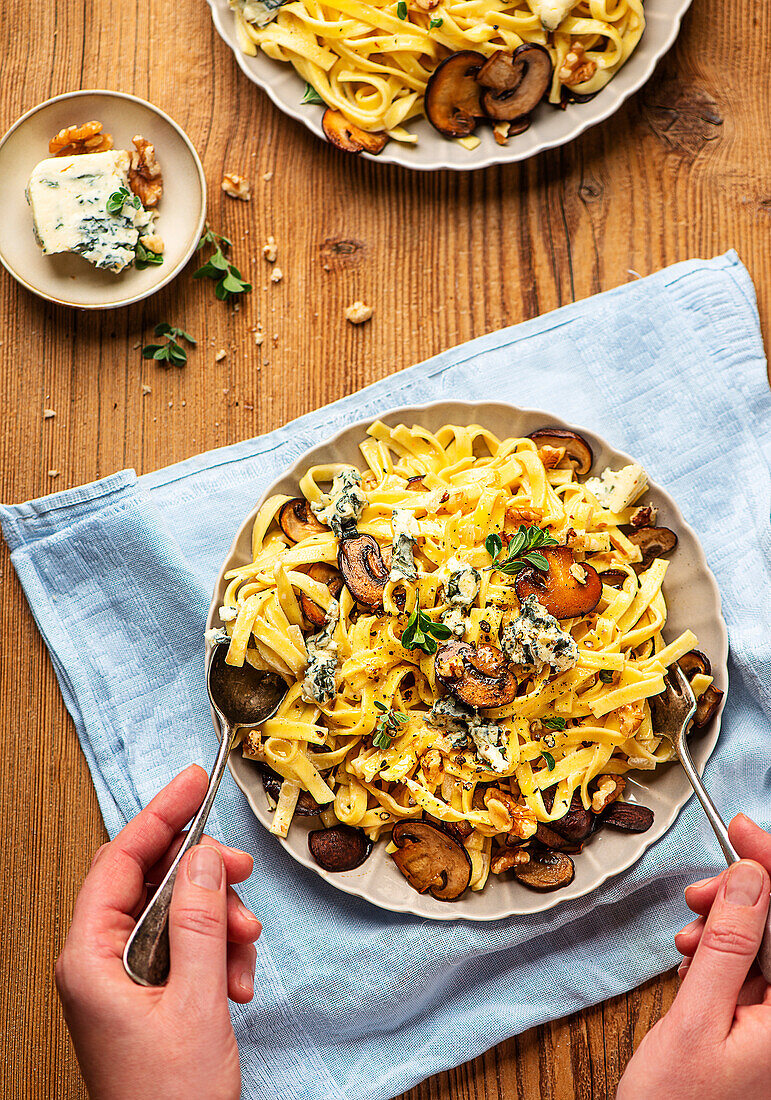 Tagliatelle with blue cheese, mushrooms and thyme