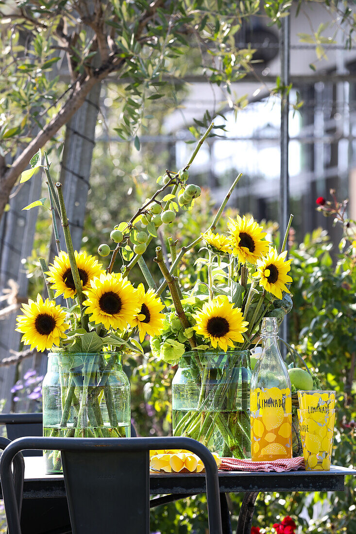 Sonnenblumen in großen Glasgefäßen