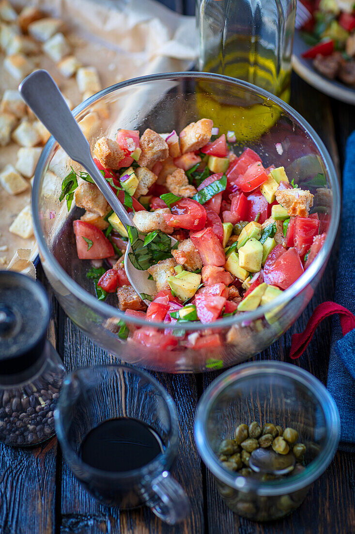 Panzanella mit Croutons, Tomaten und Avocado