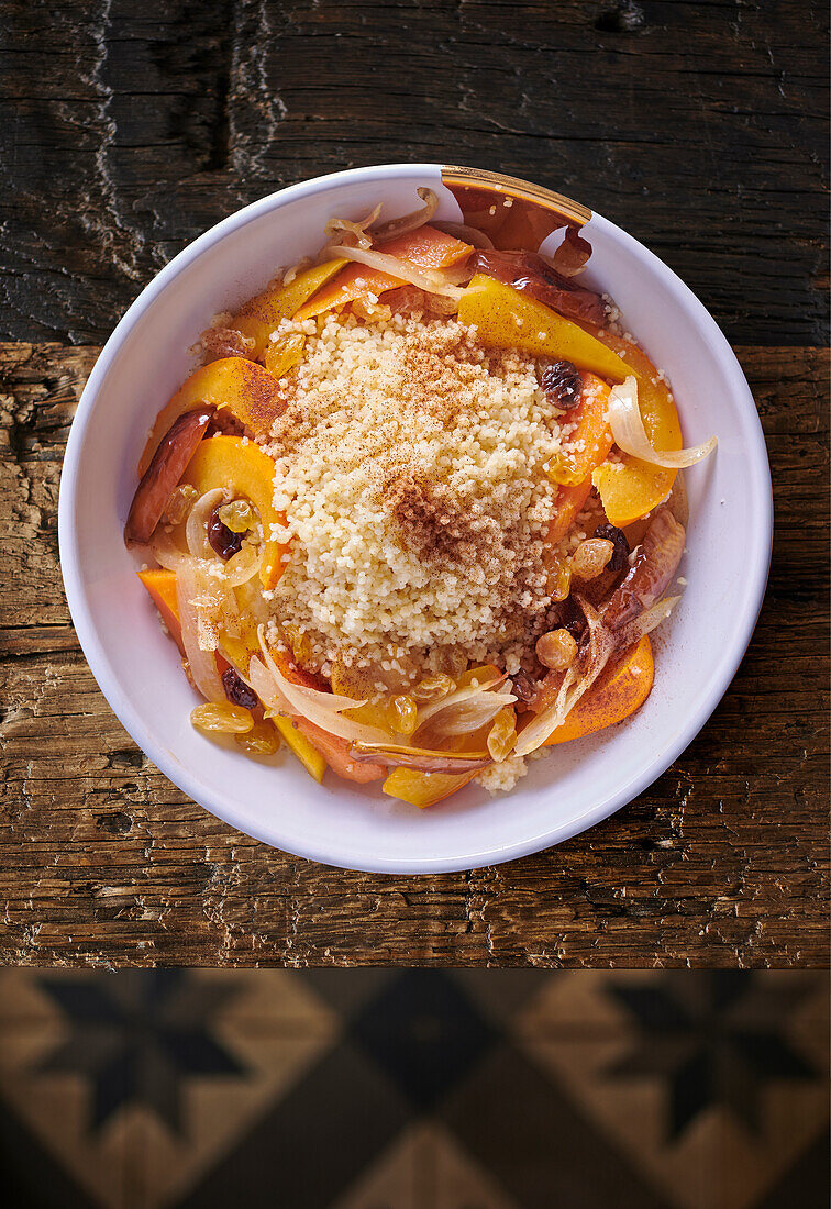 Couscous mit Karotten, Kürbis, Datteln und Weintrauben