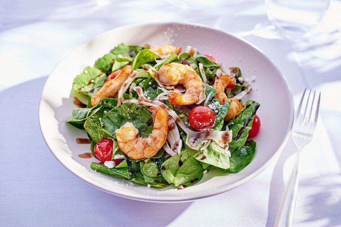 Spinach salad with shrimp and cherry tomatoes