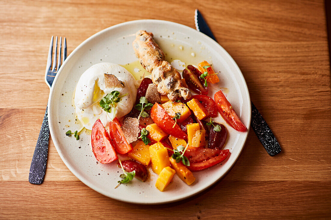 Tomatensalat mit Burrata und geriebenem schwarzen Trüffel