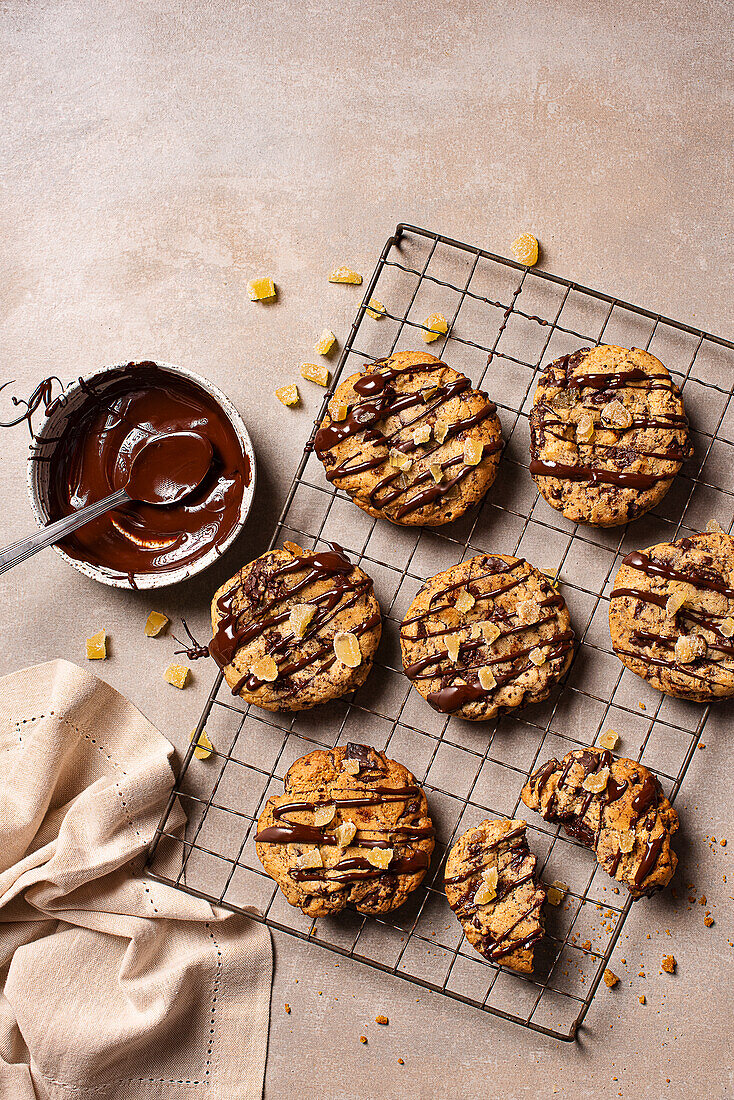 Cookies mit Ingwer und dunkler Schokolade auf Abkühlgitter