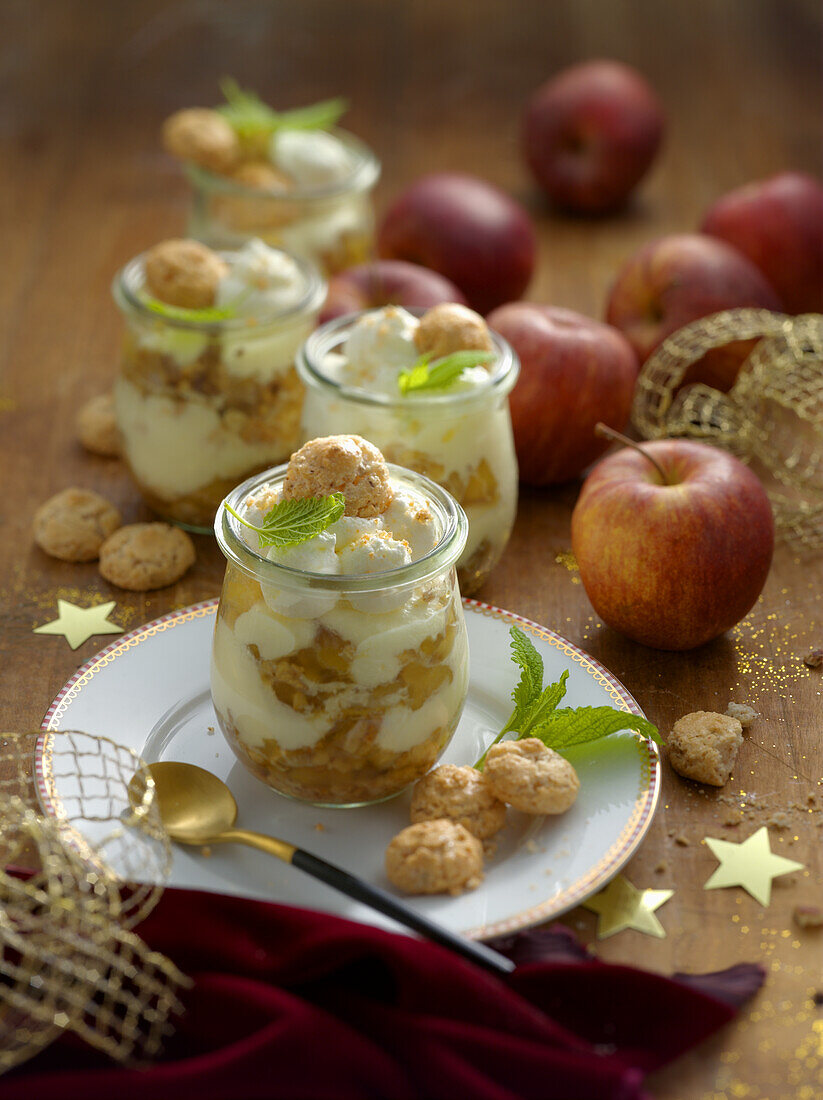 Bratapfel-Tiramisu mit Makronen serviert im Glas (Weihnachten)