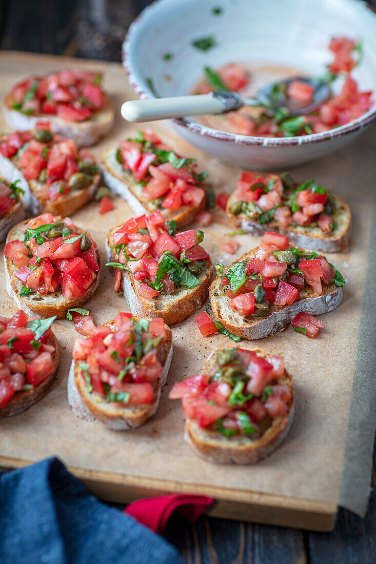 Bruschetta mit Tomaten, Basilikum und Kapern