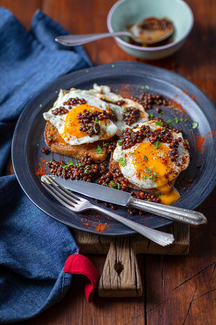 Wholemaeal toasts with fried egg and lentils