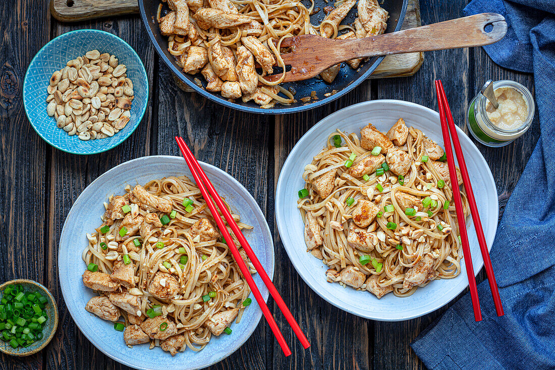 Nudeln mit Huhn und Erdnüssen (Asien)