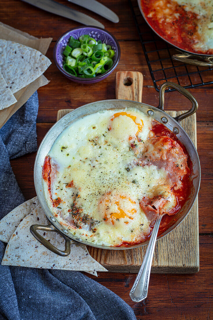 Egg bake with ham, cheese and tomato