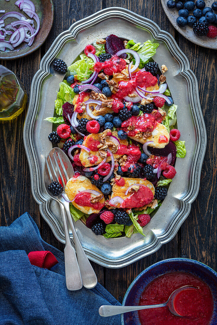 Salad with fried halloumi cheese, beets and berries