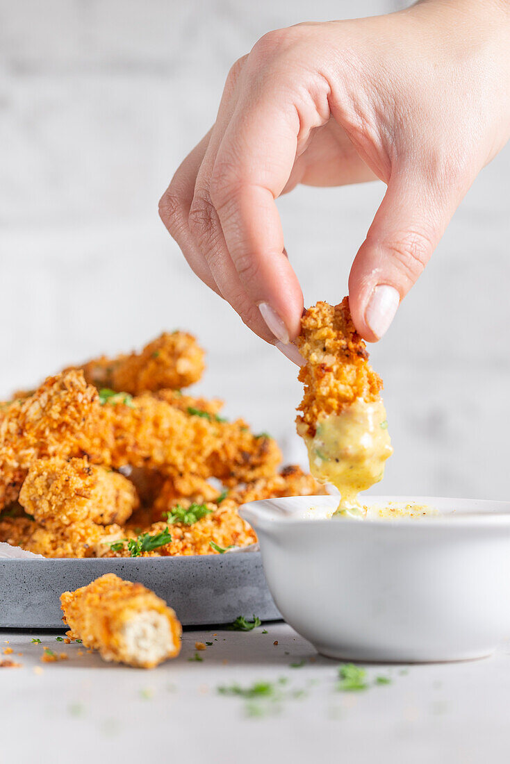 Tofu-Nuggets in Senfsauce dippen