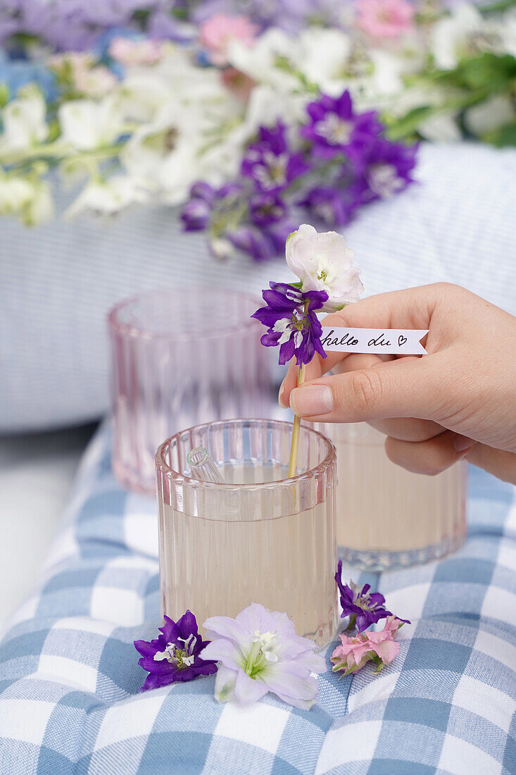 Limonade in Gläsern mit Ritterspornblüten (Delphinium)