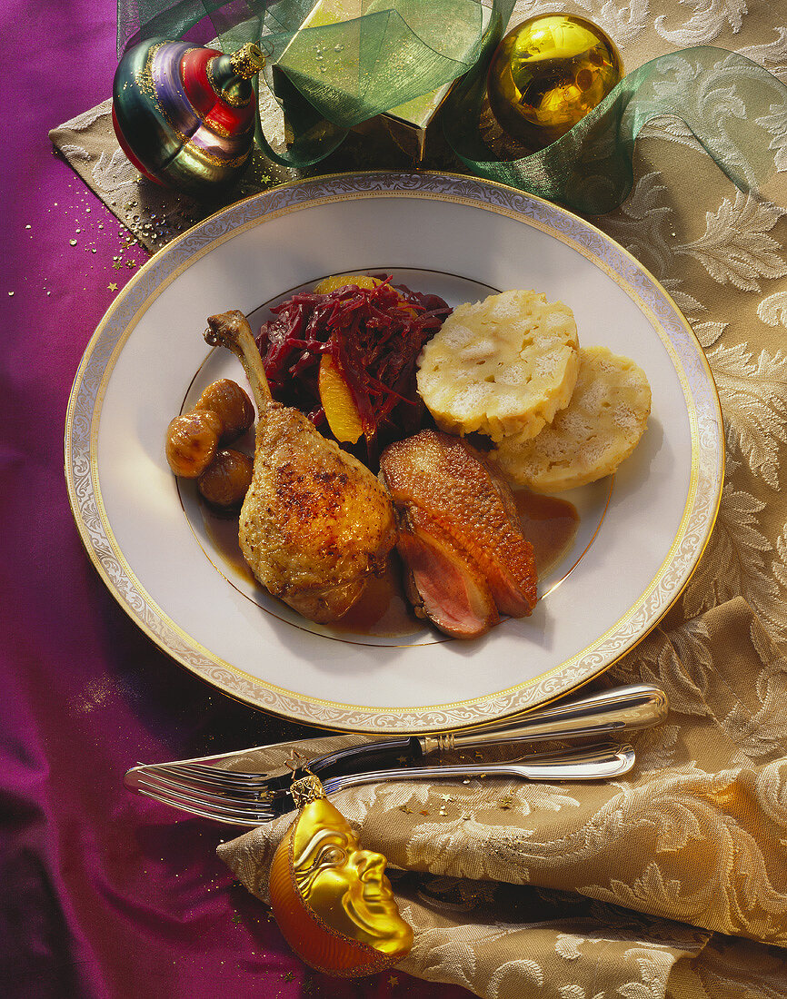 Weihnachtsente mit böhmischem Knödel, Kastanien & Rotkohl