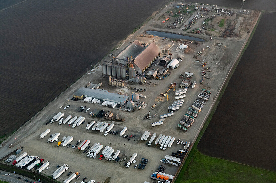 Agricultural supply facility for feed and fertilizers