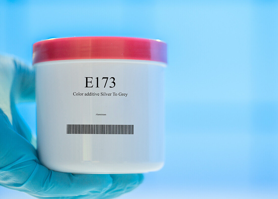 Container of the food additive E173