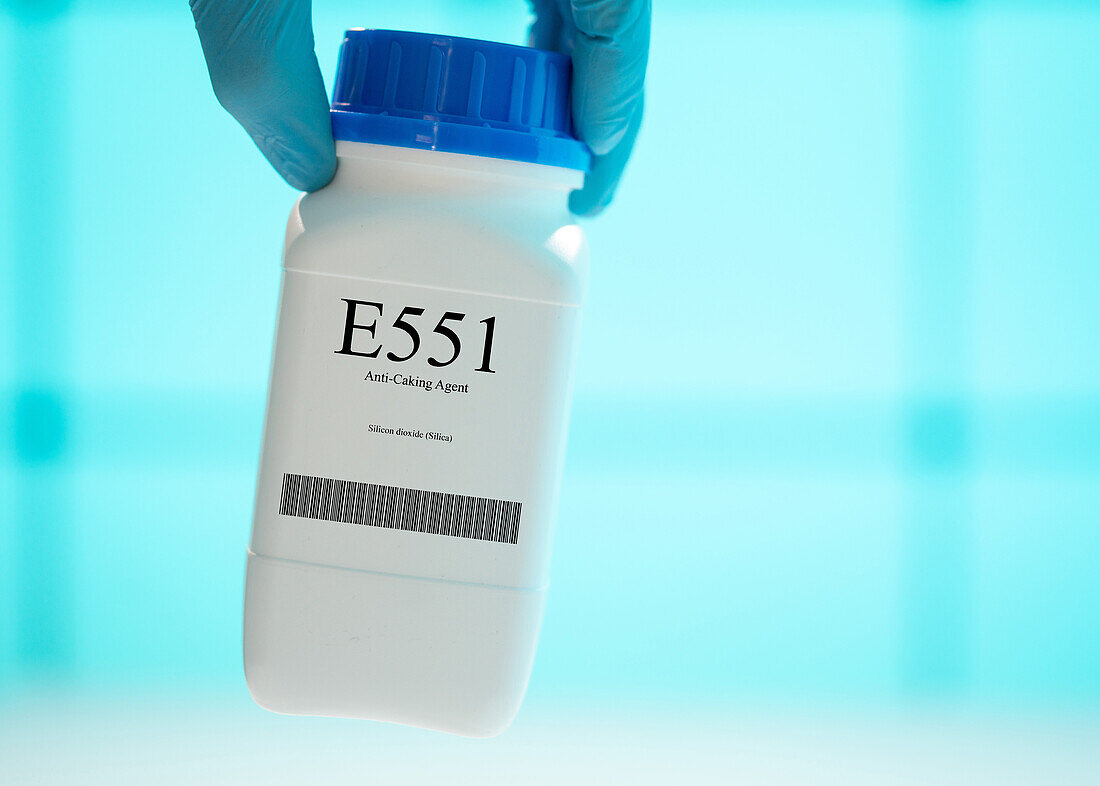 Container of the food additive E551