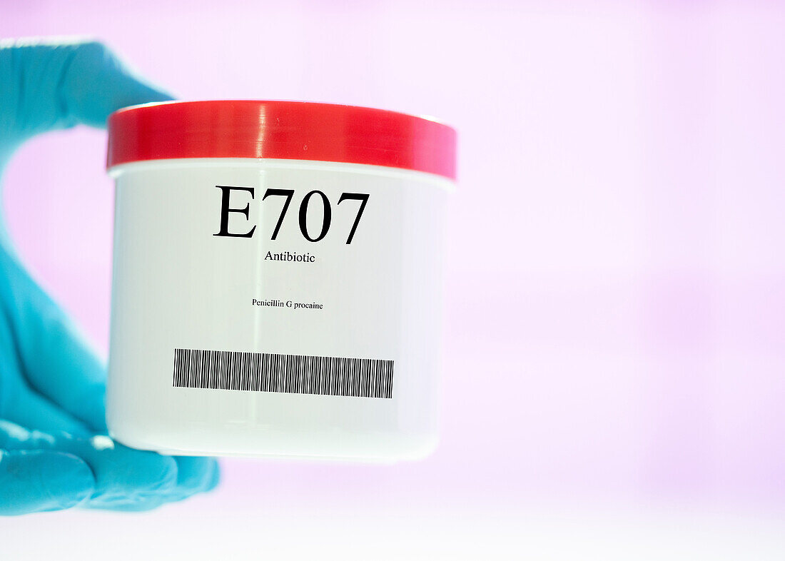 Container of the food additive E707