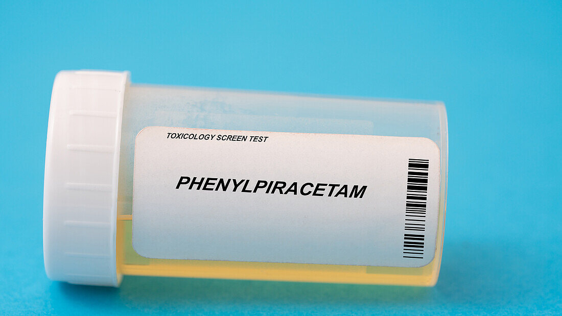 Urine test for phenylpiracetam