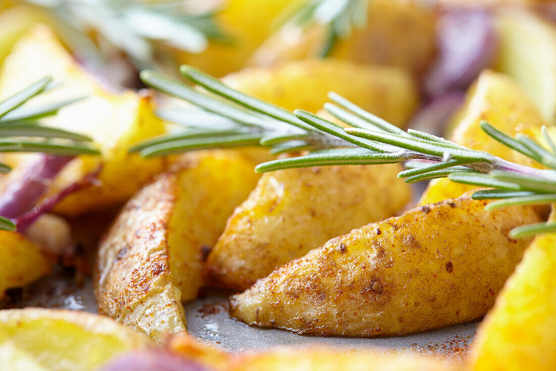 Kartoffelspalten mit Rosmarin und Zwiebeln