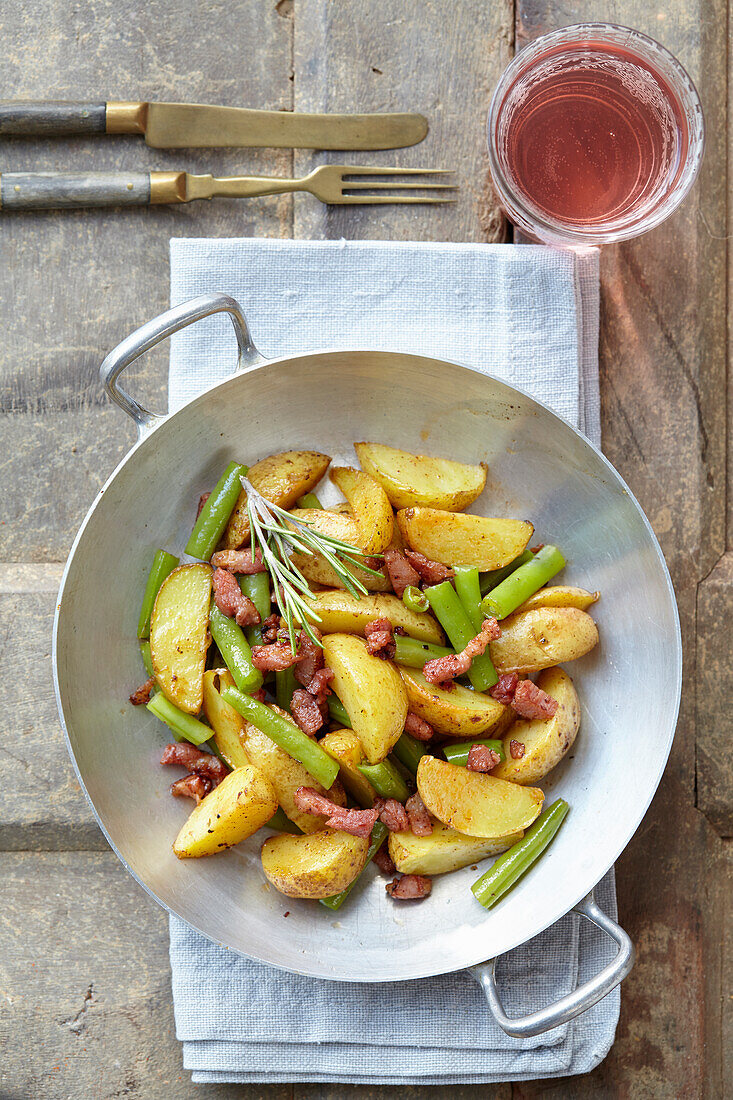 Potato wedges with beans and bacon