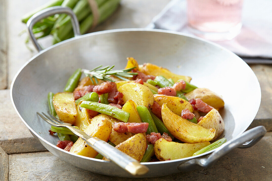 Kartoffelspalten mit Bohnen und Speck